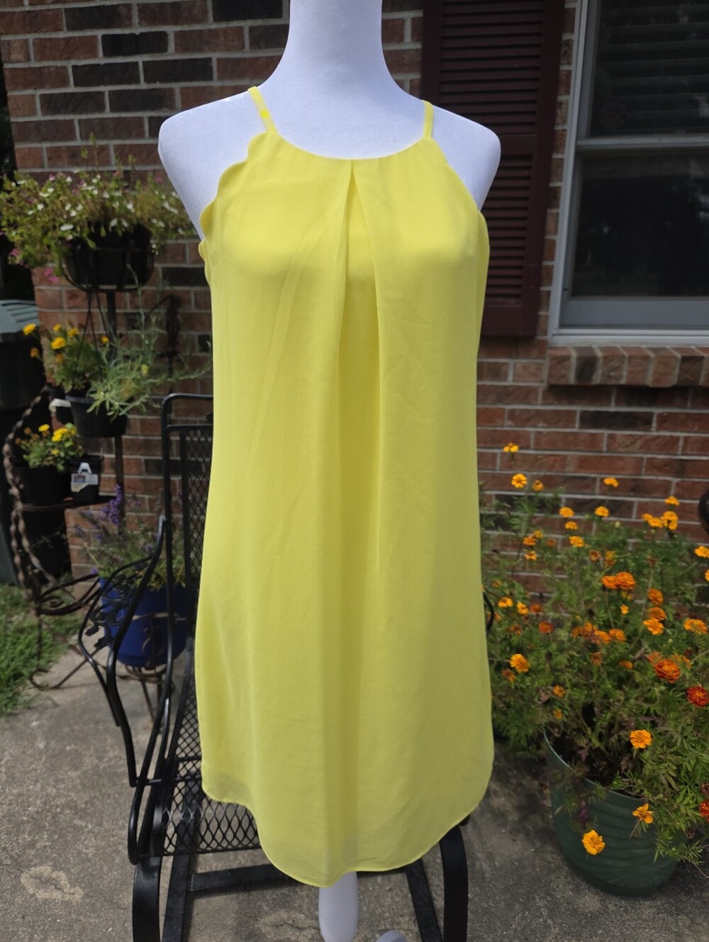 IN San Francisco Bright Yellow Scalloped Sleeveless Shift Dress - Size Small